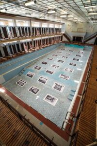 Vue du deuxième étage de l'installation depuis une rembarde de la piscine du Sepia Imaginarium de Bruno D'ALIMONTE