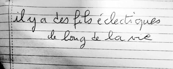 il y a des fils électriques le long de la vie